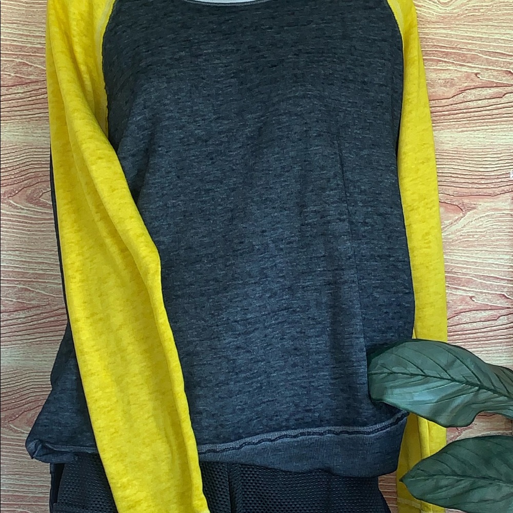 Maurice’s Grey & Yellow Light Sweathirt